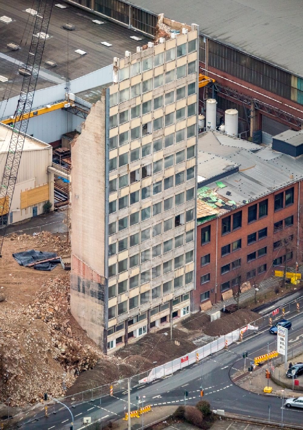 Oberhausen aus der Vogelperspektive: Abriß- Baustelle zum Rückbau des Hochhaus- Gebäude der BABCOCK Fertigungszentrum GmbH in Oberhausen im Bundesland Nordrhein-Westfalen