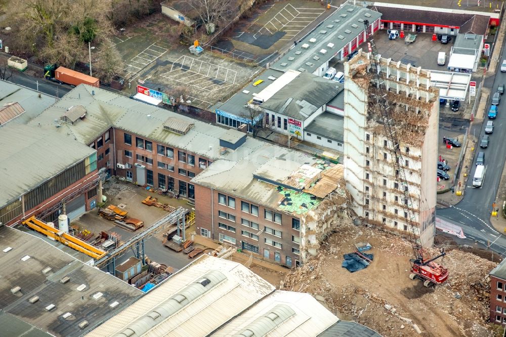 Luftaufnahme Oberhausen - Abriß- Baustelle zum Rückbau des Hochhaus- Gebäude der BABCOCK Fertigungszentrum GmbH in Oberhausen im Bundesland Nordrhein-Westfalen