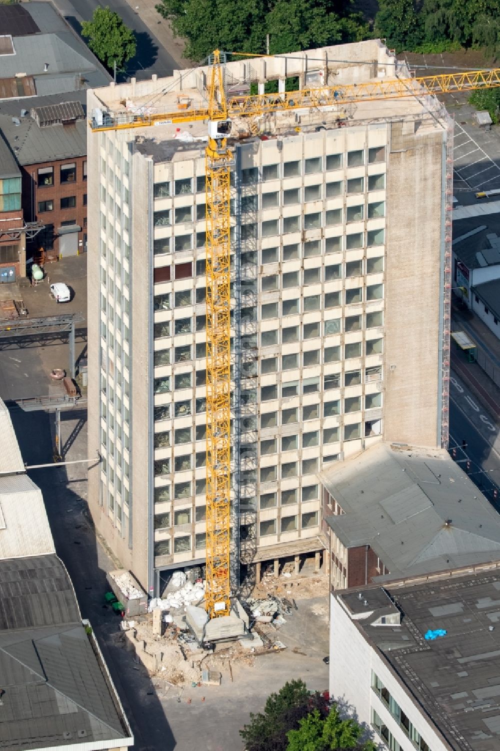 Luftaufnahme Oberhausen - Abriß- Baustelle zum Rückbau des Hochhaus- Gebäude Babcock-Hochhaus in Oberhausen im Bundesland Nordrhein-Westfalen