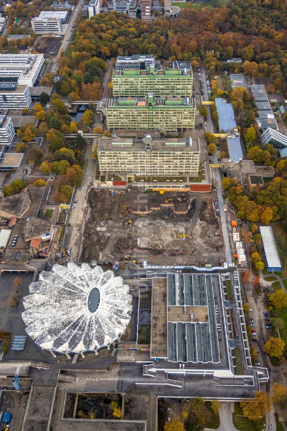 Bochum von oben - Abriß- Baustelle zum Rückbau des Hochhaus- Gebäude des NA-Gebäudes am Campus der Ruhr-Universität Bochum in Bochum im Bundesland Nordrhein-Westfalen, Deutschland