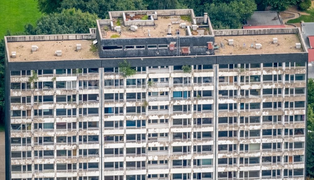 Gladbeck von oben - Abriß- Baustelle zum Rückbau des Hochhaus- Gebäude an der Schwechater Straße in Gladbeck im Bundesland Nordrhein-Westfalen - NRW, Deutschland