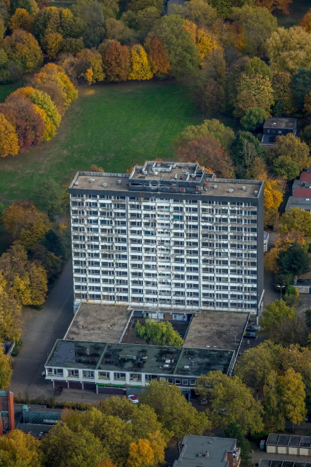 Gladbeck von oben - Abriß- Baustelle zum Rückbau des Hochhaus- Gebäude an der Schwechater Straße in Gladbeck im Bundesland Nordrhein-Westfalen - NRW, Deutschland