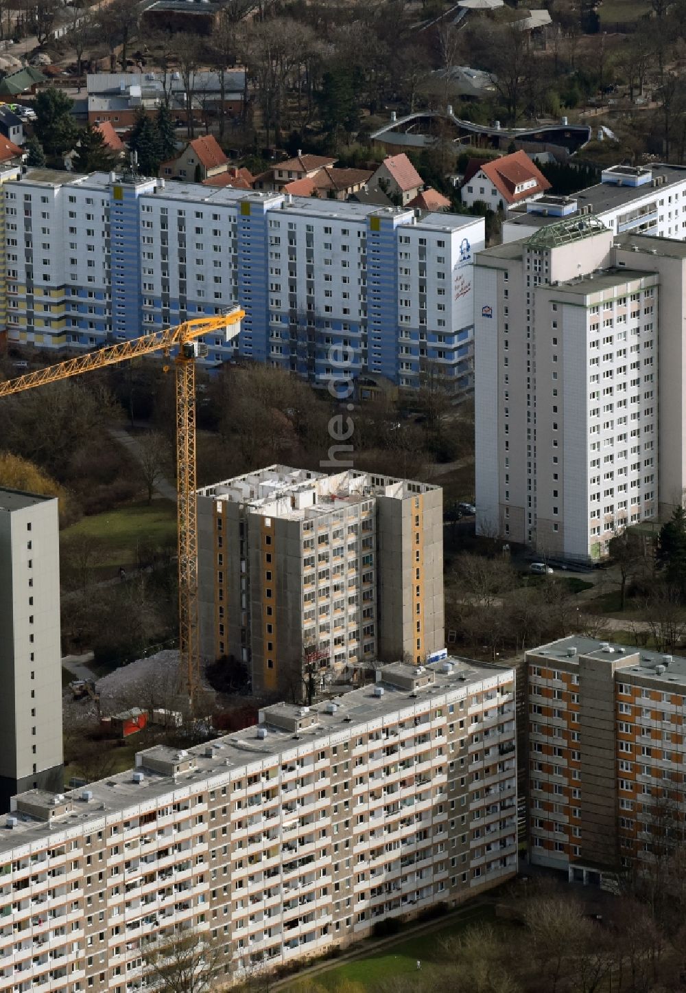 Magdeburg aus der Vogelperspektive: Abriß- Baustelle zum Rückbau des Hochhaus- Gebäude Am Seeufer der kommunalen WOBAU Magdeburg mbH im Ortsteil Neustädter See in Magdeburg im Bundesland Sachsen-Anhalt