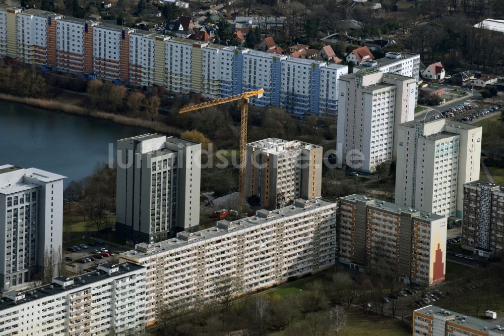 Magdeburg von oben - Abriß- Baustelle zum Rückbau des Hochhaus- Gebäude Am Seeufer der kommunalen WOBAU Magdeburg mbH im Ortsteil Neustädter See in Magdeburg im Bundesland Sachsen-Anhalt