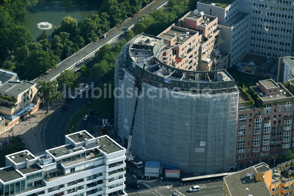 Luftbild Berlin - Abriss des Bürohaus- Gebäude an der Budapester Straße Ecke Kurfürsten Straße in Berlin, Deutschland