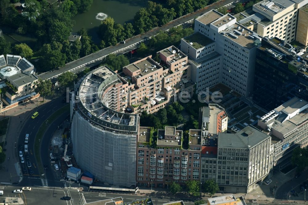 Luftaufnahme Berlin - Abriss des Bürohaus- Gebäude an der Budapester Straße Ecke Kurfürsten Straße in Berlin, Deutschland