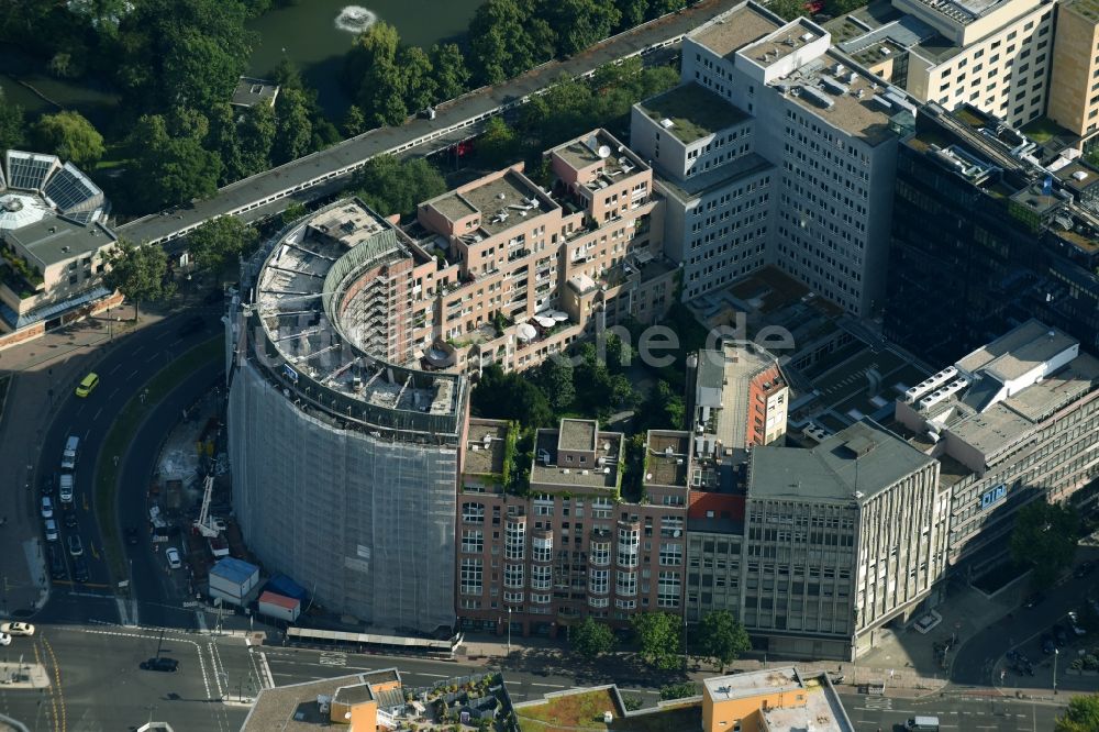 Berlin von oben - Abriss des Bürohaus- Gebäude an der Budapester Straße Ecke Kurfürsten Straße in Berlin, Deutschland