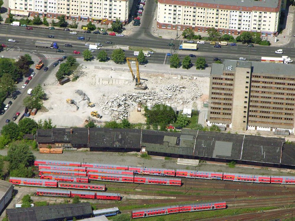 Luftaufnahme Berlin - Lichtenberg - Abriss eines Bürohauses an der Frankfurter Allee