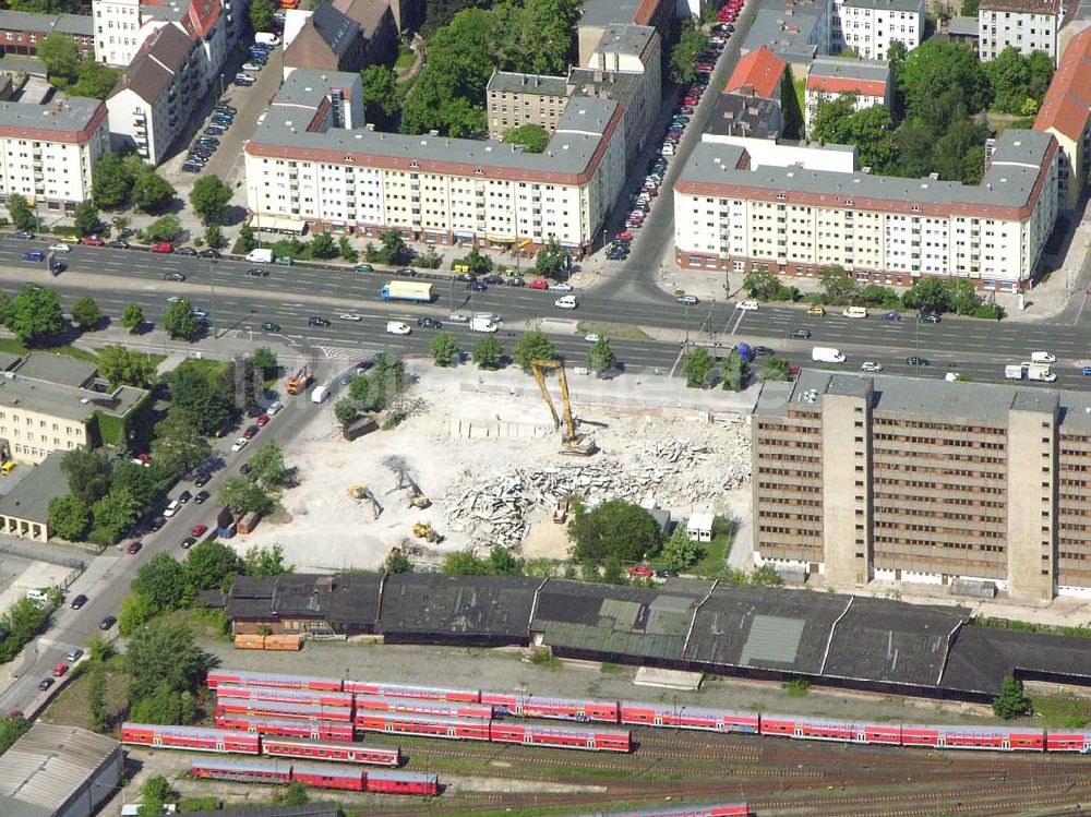 Berlin - Lichtenberg von oben - Abriss eines Bürohauses an der Frankfurter Allee