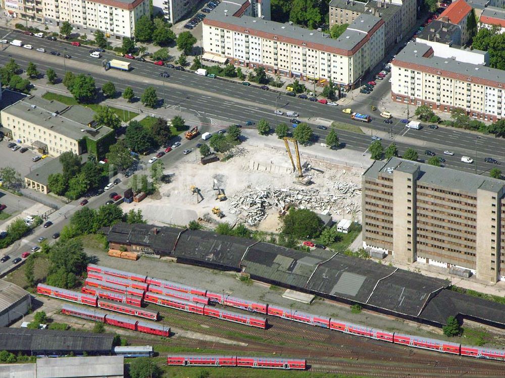 Berlin - Lichtenberg aus der Vogelperspektive: Abriss eines Bürohauses an der Frankfurter Allee