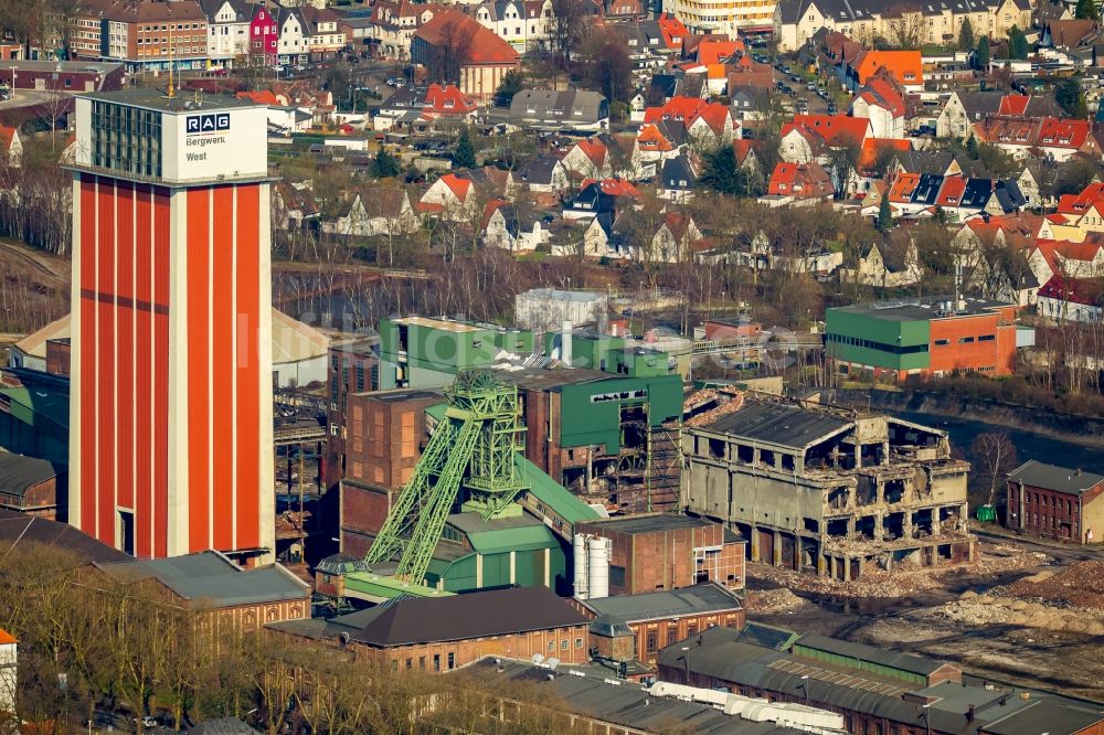 Kamp-Lintfort aus der Vogelperspektive: Abriss und Demontagearbeiten an den Förderanlagen und Bergbau- Schacht- Anlagen am Förderturm Zeche Friedrich Heinrich Schacht 2 in Kamp-Lintfort im Bundesland Nordrhein-Westfalen