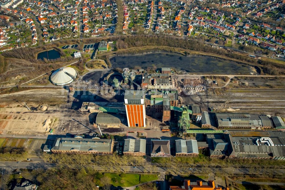 Luftaufnahme Kamp-Lintfort - Abriss und Demontagearbeiten an den Förderanlagen und Bergbau- Schacht- Anlagen am Förderturm Zeche Friedrich Heinrich Schacht 2 in Kamp-Lintfort im Bundesland Nordrhein-Westfalen