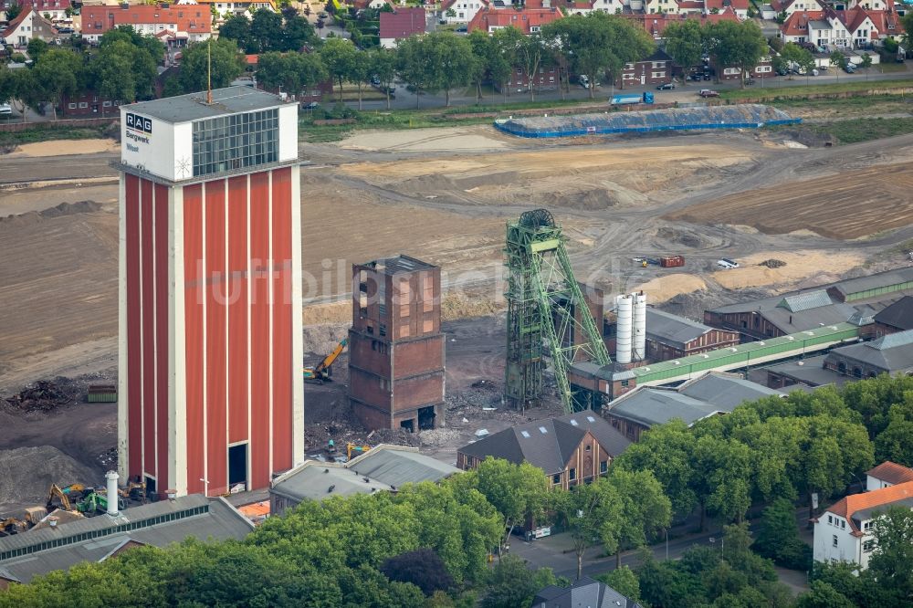 Luftaufnahme Kamp-Lintfort - Abriss und Demontagearbeiten an den Förderanlagen und Bergbau- Schacht- Anlagen am Förderturm Zeche Friedrich Heinrich Schacht 2 in Kamp-Lintfort im Bundesland Nordrhein-Westfalen