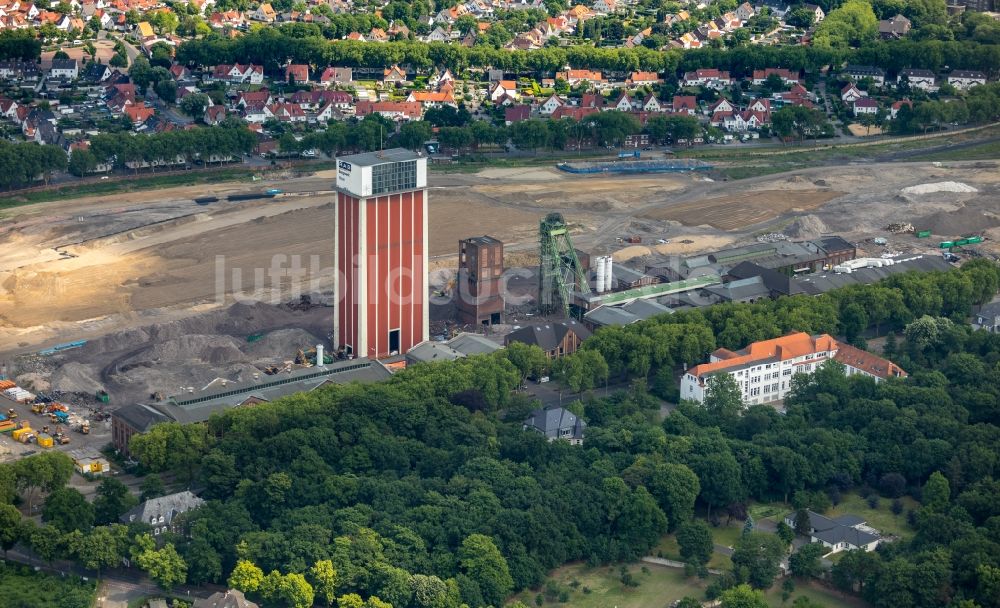 Kamp-Lintfort von oben - Abriss und Demontagearbeiten an den Förderanlagen und Bergbau- Schacht- Anlagen am Förderturm Zeche Friedrich Heinrich Schacht 2 in Kamp-Lintfort im Bundesland Nordrhein-Westfalen