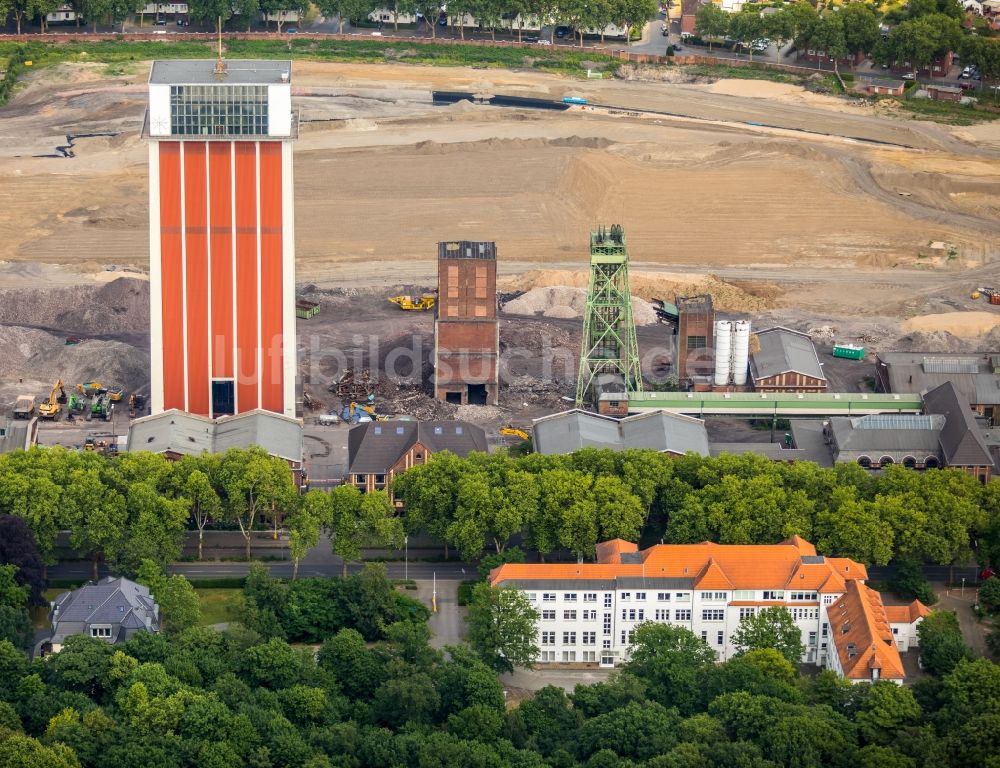 Luftbild Kamp-Lintfort - Abriss und Demontagearbeiten an den Förderanlagen und Bergbau- Schacht- Anlagen am Förderturm Zeche Friedrich Heinrich Schacht 2 in Kamp-Lintfort im Bundesland Nordrhein-Westfalen