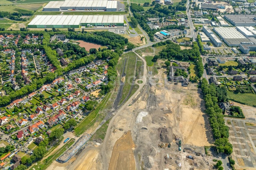 Luftaufnahme Kamp-Lintfort - Abriss und Demontagearbeiten an den Förderanlagen und Bergbau- Schacht- Anlagen am Förderturm Zeche Friedrich Heinrich Schacht 2 in Kamp-Lintfort im Bundesland Nordrhein-Westfalen