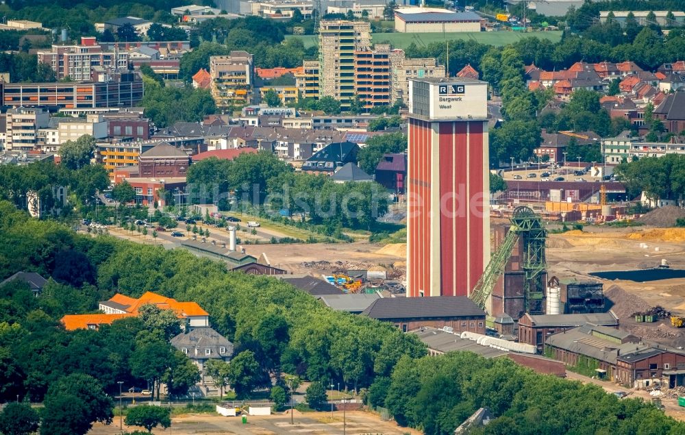 Kamp-Lintfort aus der Vogelperspektive: Abriss und Demontagearbeiten an den Förderanlagen und Bergbau- Schacht- Anlagen am Förderturm Zeche Friedrich Heinrich Schacht 2 in Kamp-Lintfort im Bundesland Nordrhein-Westfalen