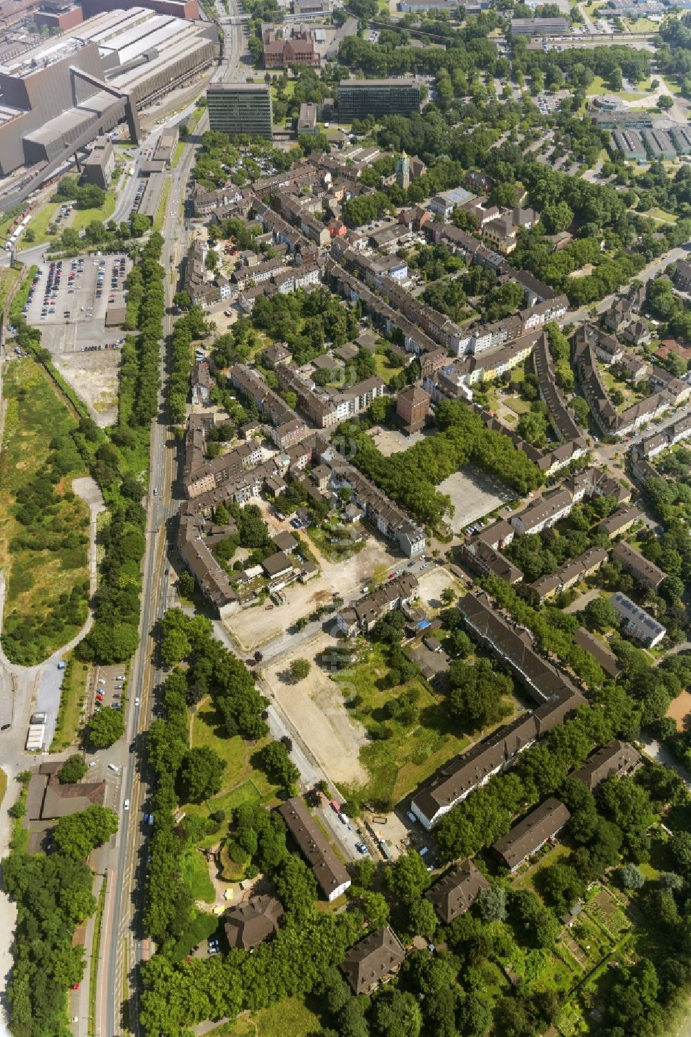 Duisburg aus der Vogelperspektive: Abriß an der Edithstraße und Kaiser-Wilhelm-Straße in Duisburg-Bruckhausen in Nordrhein-Westfalen