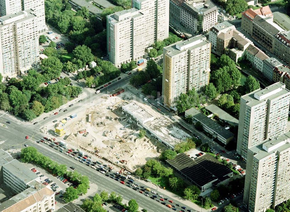 Luftaufnahme Berlin - Abriß des ehem. Ahornblatts am Wohngebiet Spittelmarkt in Berlin - Mitte.