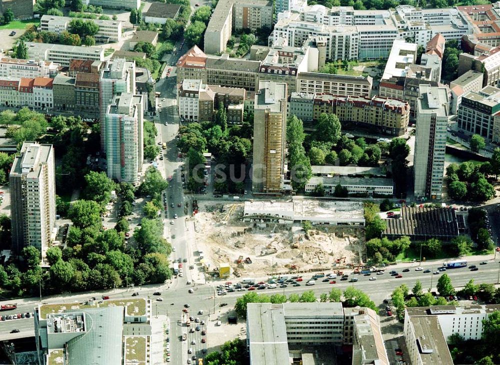 Berlin von oben - Abriß des ehem. Ahornblatts am Wohngebiet Spittelmarkt in Berlin - Mitte.