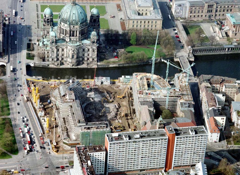 Luftbild Berlin - Abriß des ehem. Palasthotels der SAS gegenüber des Berliner Domes in Berlin - Mitte.