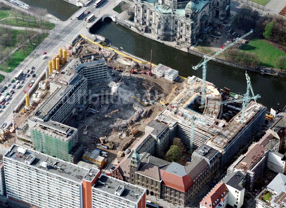 Luftaufnahme Berlin - Abriß des ehem. Palasthotels der SAS gegenüber des Berliner Domes in Berlin - Mitte.