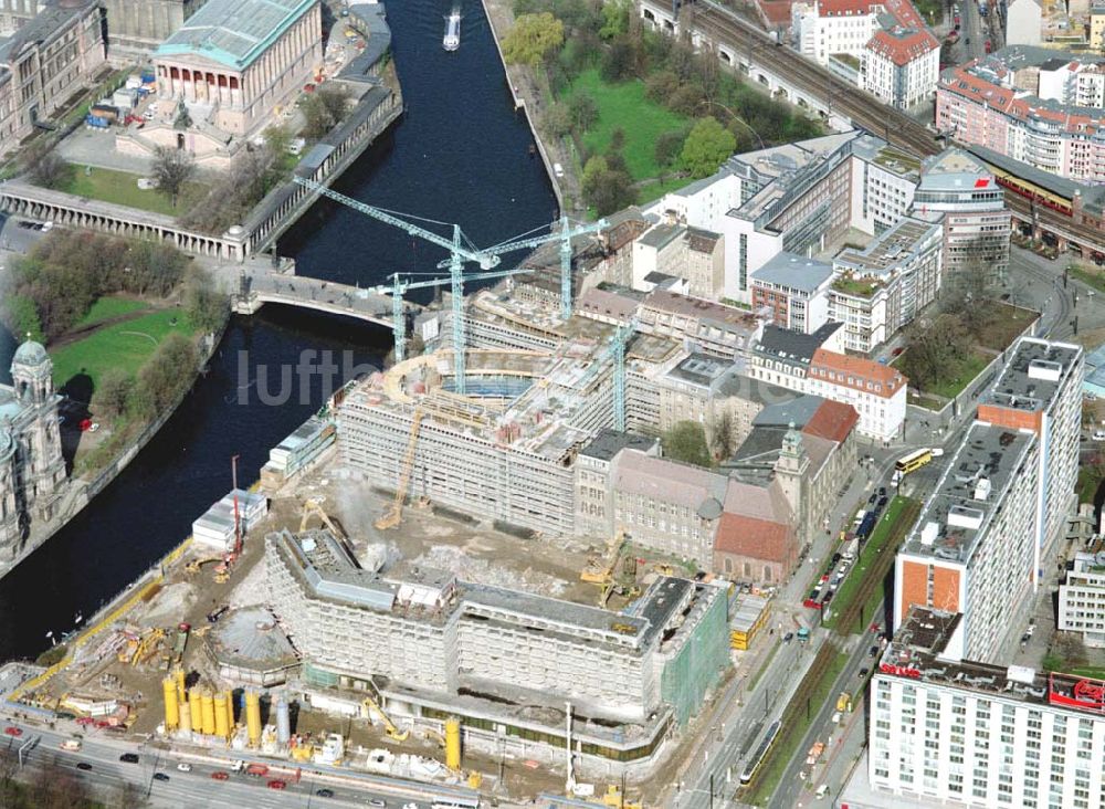 Luftbild Berlin - Abriß des ehem. Palasthotels der SAS gegenüber des Berliner Domes in Berlin - Mitte.