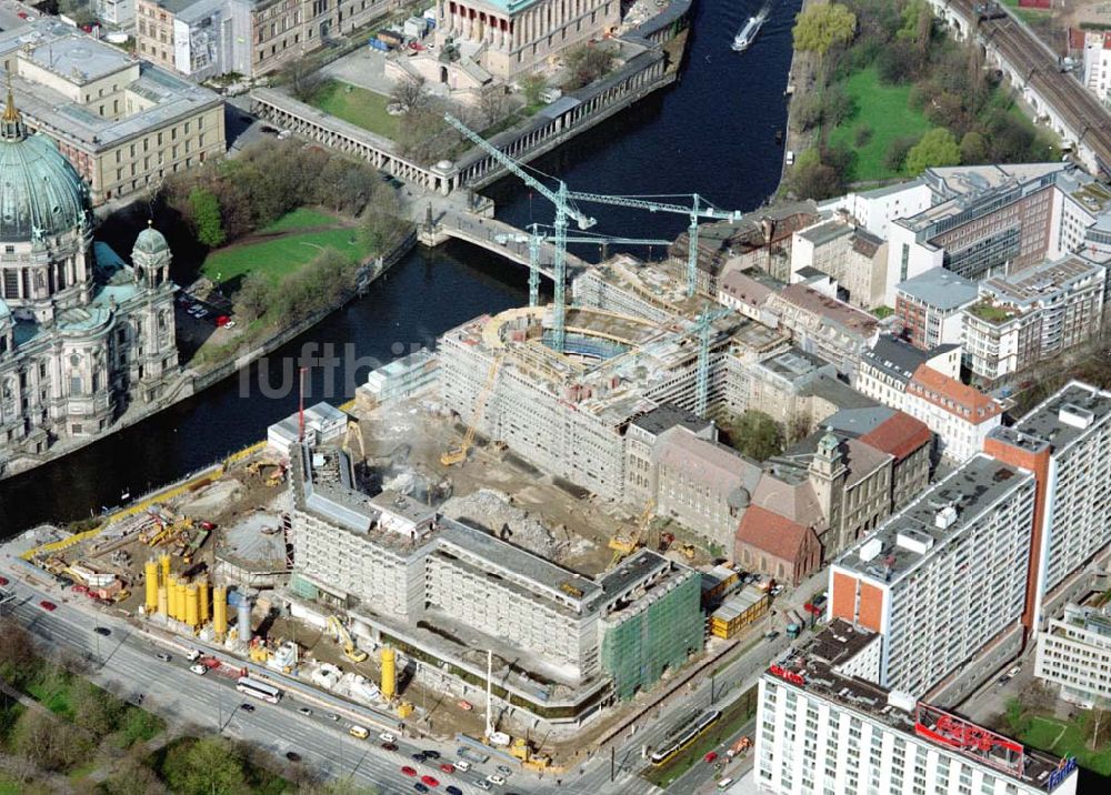 Luftaufnahme Berlin - Abriß des ehem. Palasthotels der SAS gegenüber des Berliner Domes in Berlin - Mitte.