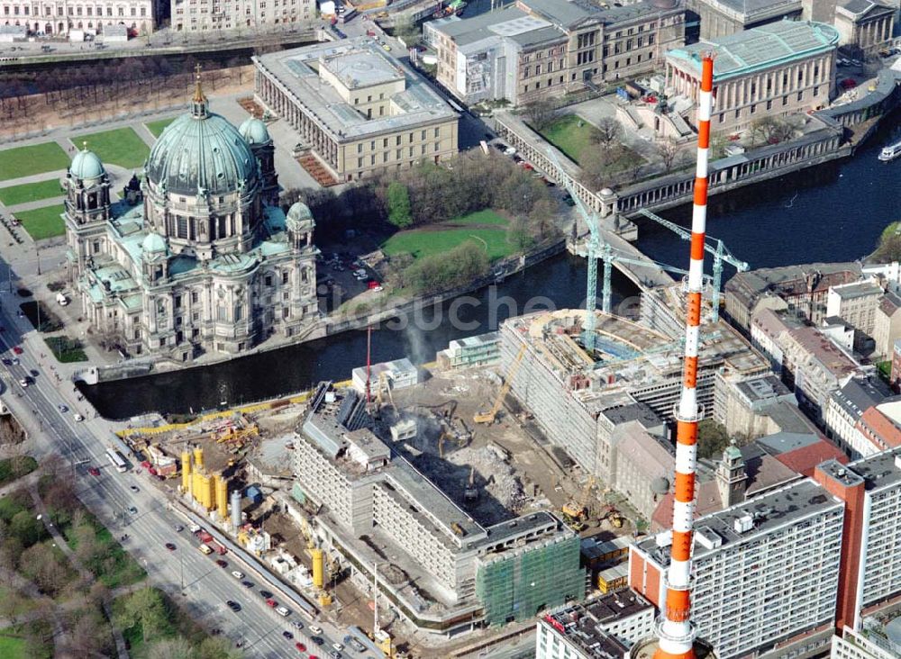 Berlin von oben - Abriß des ehem. Palasthotels der SAS gegenüber des Berliner Domes in Berlin - Mitte.