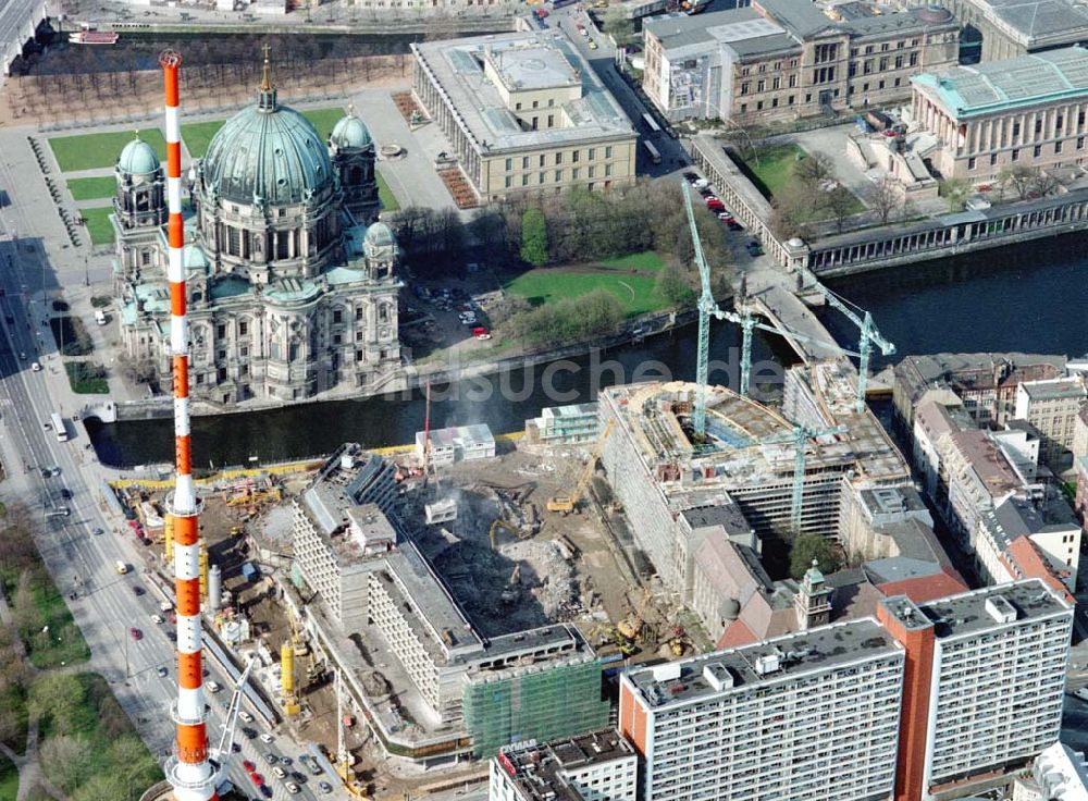 Berlin aus der Vogelperspektive: Abriß des ehem. Palasthotels der SAS gegenüber des Berliner Domes in Berlin - Mitte.