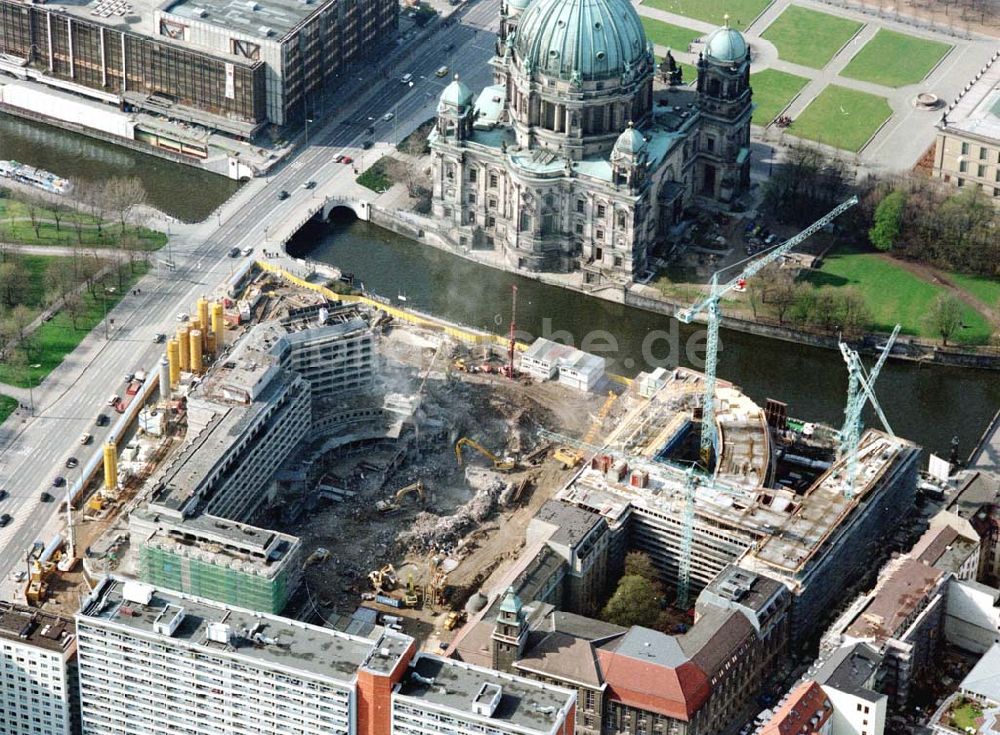 Luftbild Berlin - Abriß des ehem. Palasthotels der SAS gegenüber des Berliner Domes in Berlin - Mitte.