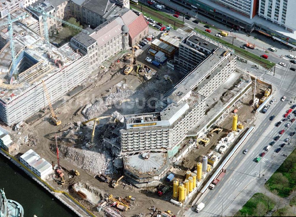 Luftaufnahme Berlin - Abriß des ehem. Palasthotels der SAS gegenüber des Berliner Domes in Berlin - Mitte.