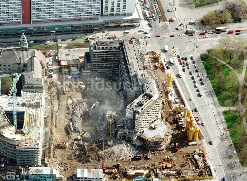 Berlin von oben - Abriß des ehem. Palasthotels der SAS gegenüber des Berliner Domes in Berlin - Mitte.