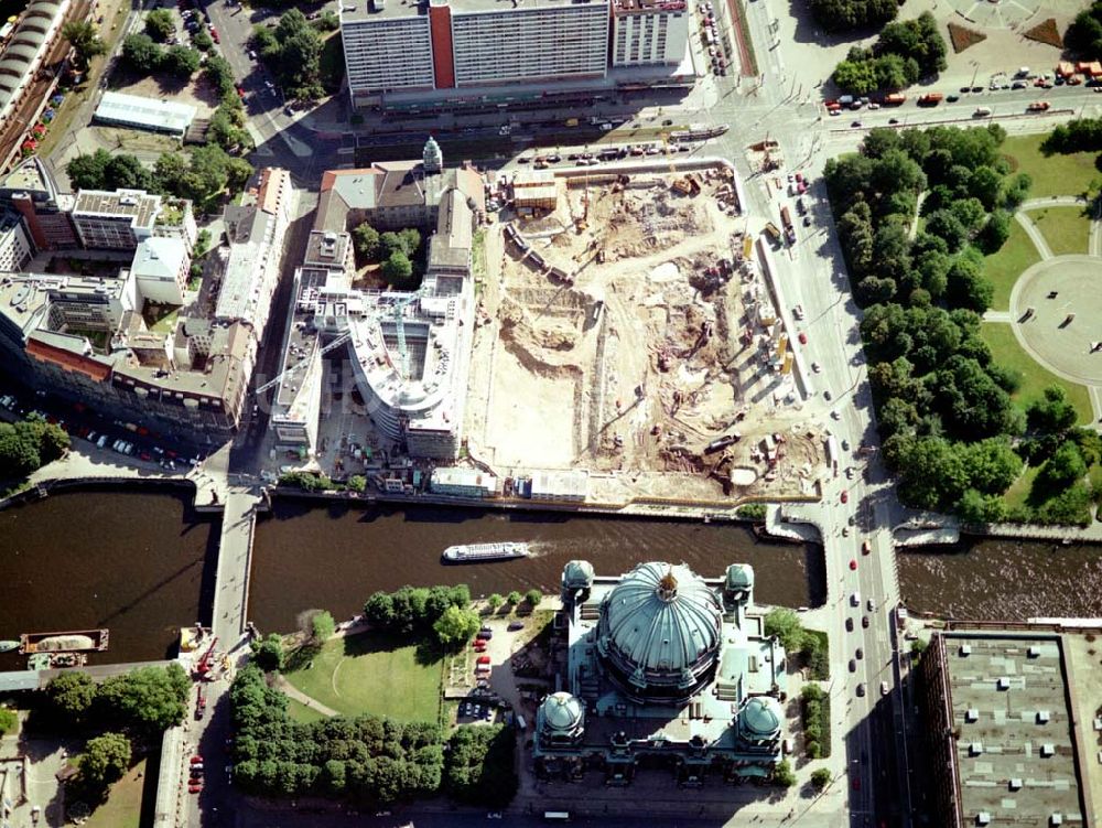 Luftaufnahme Berlin - Lichtenberg - Abriß des ehem. Palasthotels der SAS gegenüber des Berliner Domes in Berlin - Mitte.