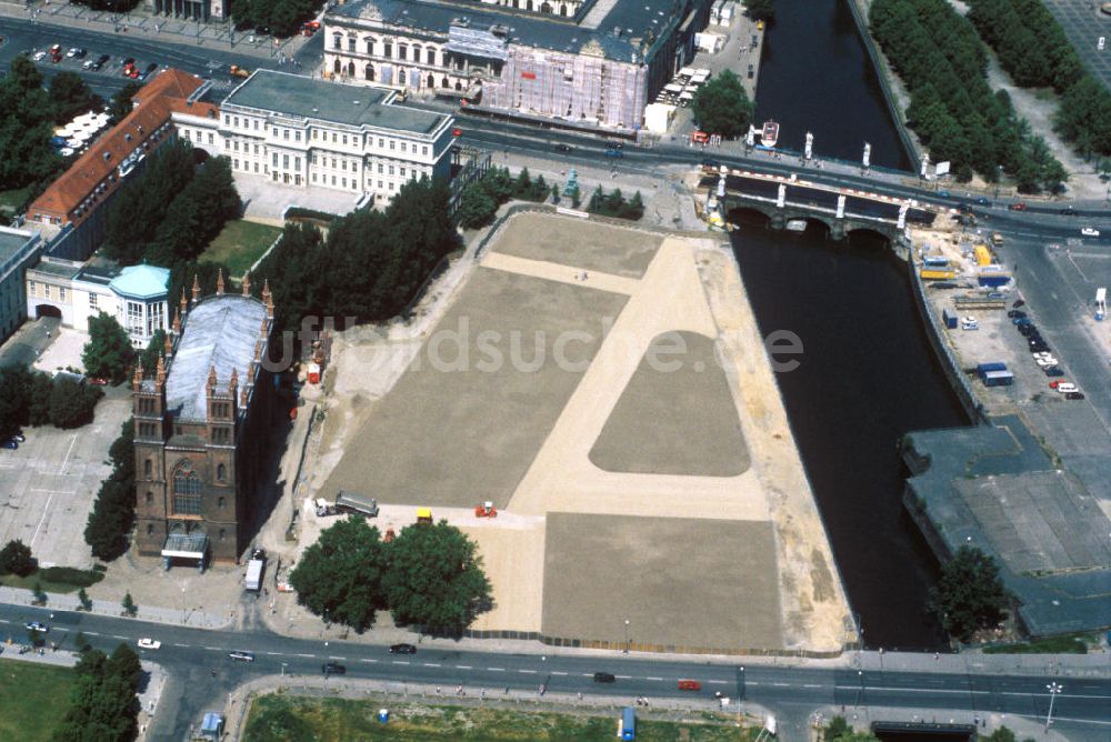 Luftaufnahme Berlin - Abriß des ehemaligen Außenministeriums der DDR in Berlin Mitte