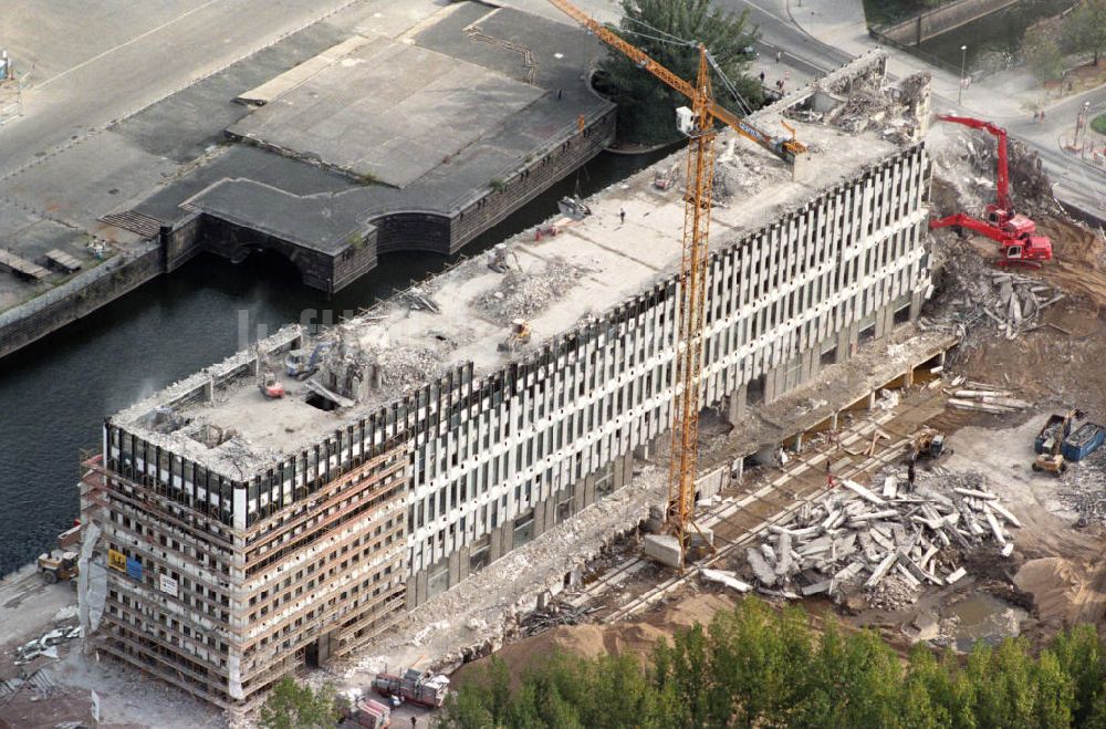 Luftbild Berlin - Abriß des ehemaligen Außenministeriums der DDR in Berlin Mitte