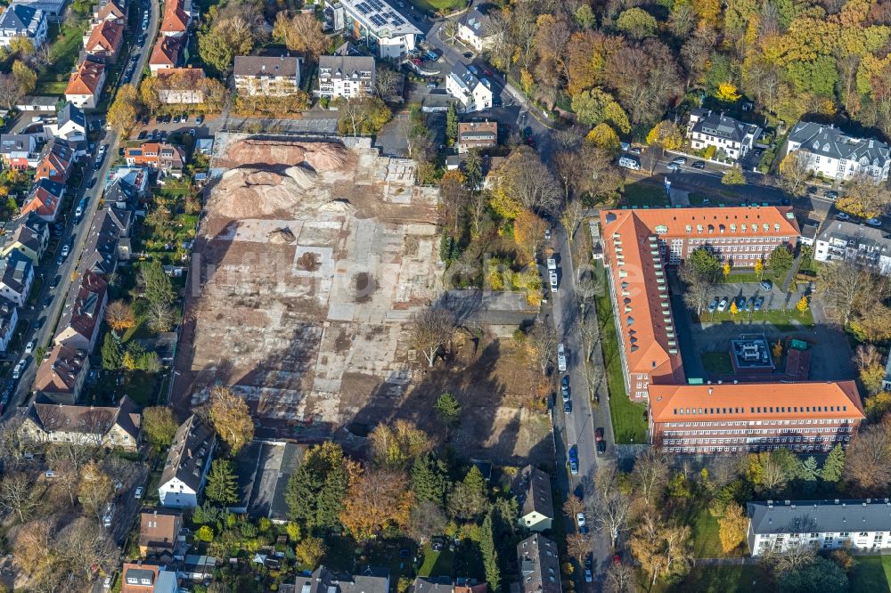 Bochum von oben - Abriß- und Entsorgungsarbeiten an den Trümmer- Resten auf dem ehemaligen Gelände Jahnel-Kestermann mit Blick auf das Verwaltungsgebäude der Berufsgenossenschaft Rohstoffe & chemische Industrie Bezirksdirektion im Ortsteil Wiemelhausen in Bochum im Bun