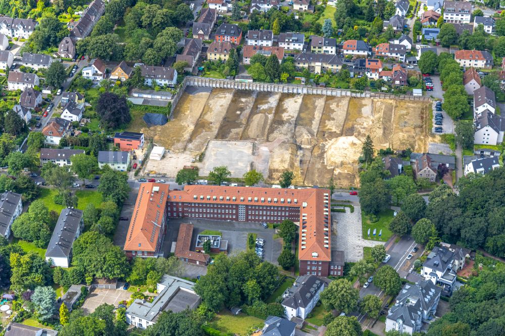 Luftbild Bochum - Abriß- und Entsorgungsarbeiten an den Trümmer- Resten auf dem ehemaligen Gelände Jahnel-Kestermann mit Blick auf das Verwaltungsgebäude der Berufsgenossenschaft Rohstoffe & chemische Industrie Bezirksdirektion im Ortsteil Wiemelhausen in Bochum im Bun