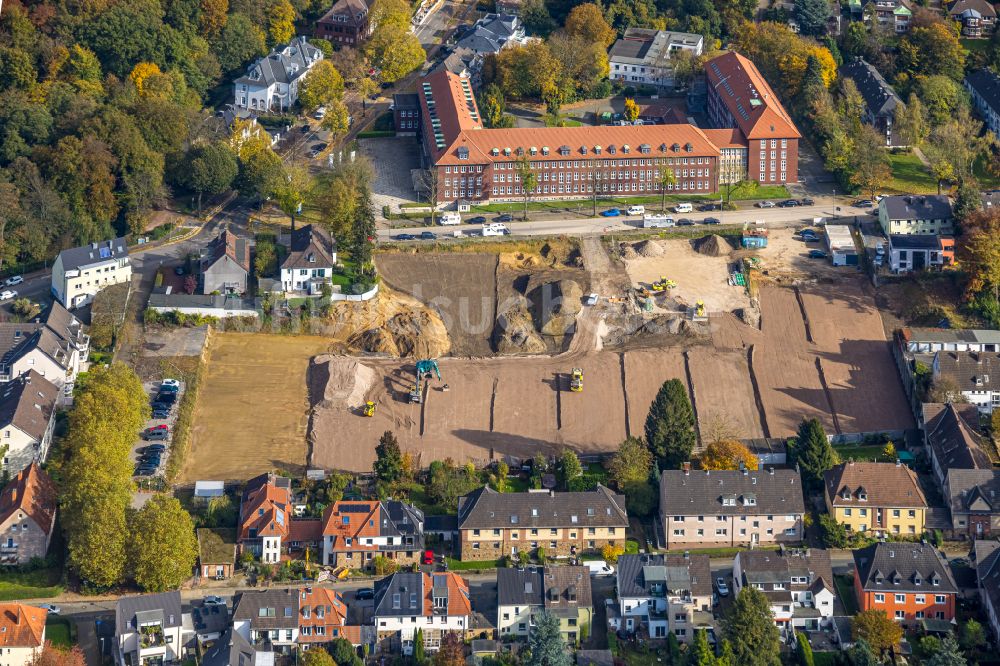 Bochum von oben - Abriß- und Entsorgungsarbeiten an den Trümmer- Resten auf dem ehemaligen Gelände Jahnel-Kestermann mit Blick auf das Verwaltungsgebäude der Berufsgenossenschaft Rohstoffe & chemische Industrie Bezirksdirektion im Ortsteil Wiemelhausen in Bochum im Bun