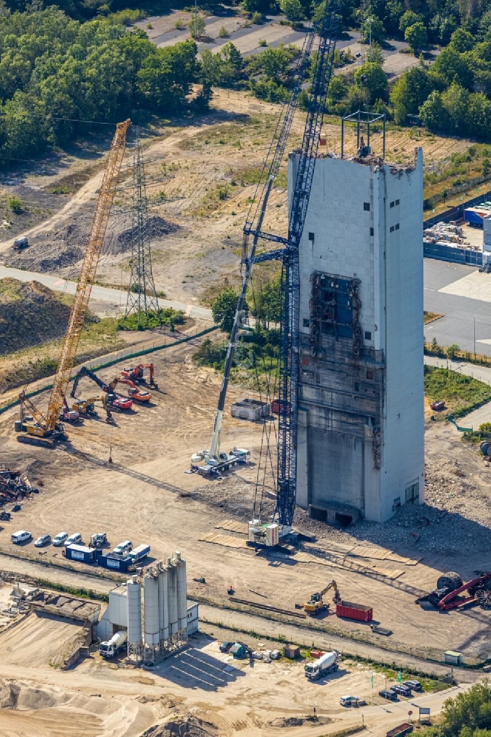 Kamp-Lintfort von oben - Abriß- und Entsorgungsarbeiten an den Trümmer- Resten der ehemaligen Schachtanlage des Schachtturm Rossenray der Heidelberger Beton GmbH in Kamp-Lintfort im Bundesland Nordrhein-Westfalen, Deutschland