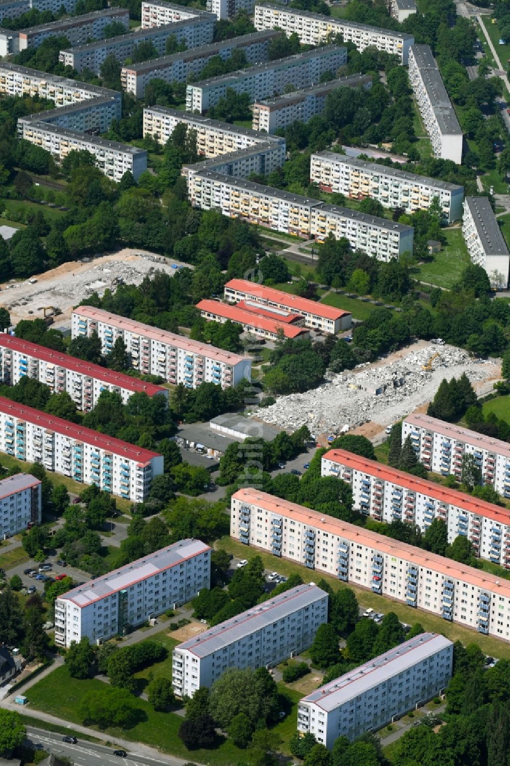 Schwerin aus der Vogelperspektive: Abriß- und Entsorgungsarbeiten an den Trümmer- Resten der Hochhäuser in Schwerin im Bundesland Mecklenburg-Vorpommern, Deutschland