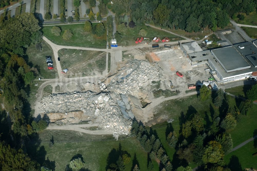 Luftaufnahme Klink - Abriß- und Entsorgungsarbeiten an den Trümmer- Resten des Müritz-Hotel am Seeblick in Klink im Bundesland Mecklenburg-Vorpommern, Deutschland