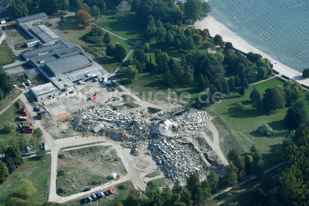 Luftaufnahme Klink - Abriß- und Entsorgungsarbeiten an den Trümmer- Resten des Müritz-Hotel am Seeblick in Klink im Bundesland Mecklenburg-Vorpommern, Deutschland