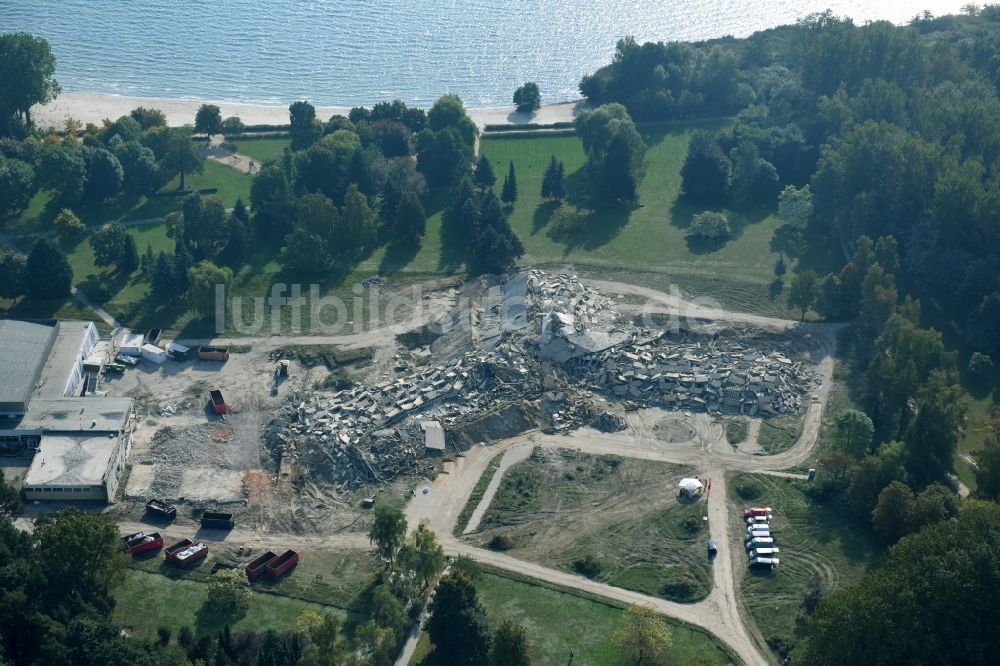 Klink von oben - Abriß- und Entsorgungsarbeiten an den Trümmer- Resten des Müritz-Hotel am Seeblick in Klink im Bundesland Mecklenburg-Vorpommern, Deutschland