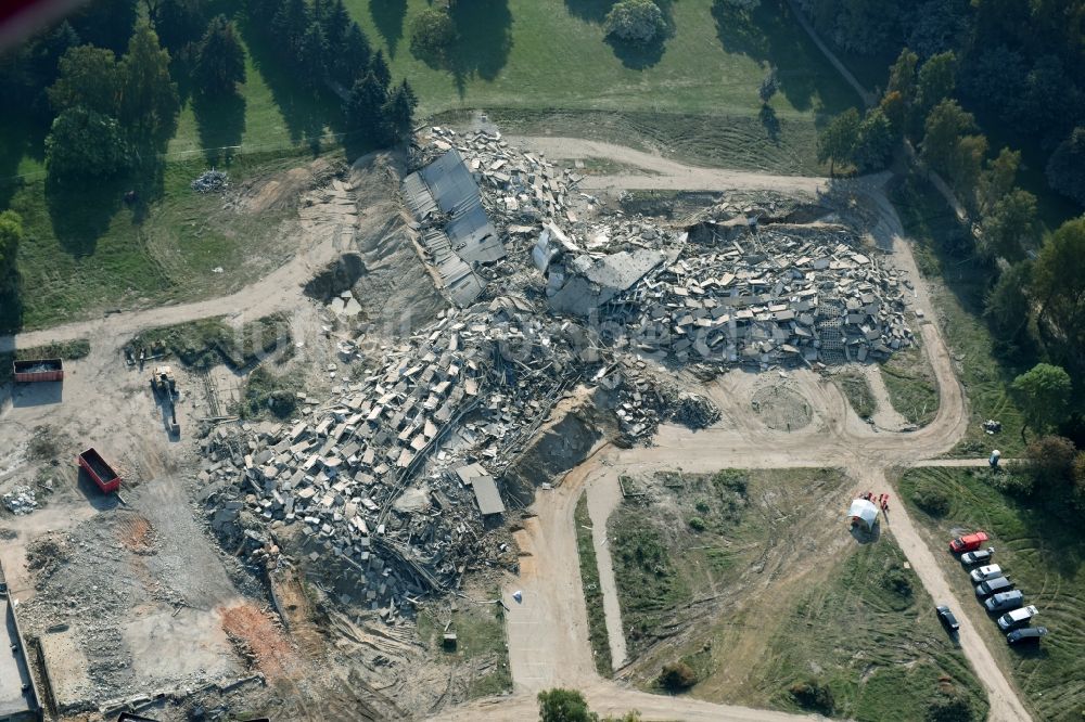 Klink aus der Vogelperspektive: Abriß- und Entsorgungsarbeiten an den Trümmer- Resten des Müritz-Hotel am Seeblick in Klink im Bundesland Mecklenburg-Vorpommern, Deutschland