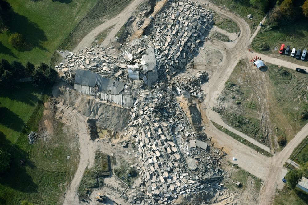 Luftaufnahme Klink - Abriß- und Entsorgungsarbeiten an den Trümmer- Resten des Müritz-Hotel am Seeblick in Klink im Bundesland Mecklenburg-Vorpommern, Deutschland