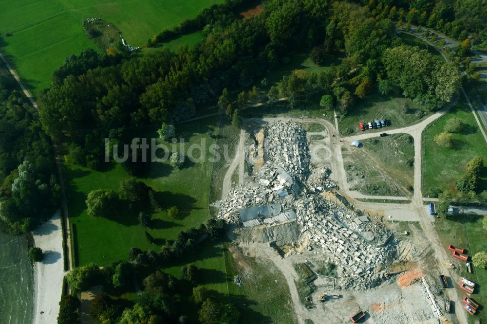 Klink von oben - Abriß- und Entsorgungsarbeiten an den Trümmer- Resten des Müritz-Hotel am Seeblick in Klink im Bundesland Mecklenburg-Vorpommern, Deutschland