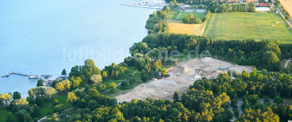 Klink aus der Vogelperspektive: Abriß- und Entsorgungsarbeiten an den Trümmer- Resten des Müritz-Hotel am Seeblick in Klink im Bundesland Mecklenburg-Vorpommern, Deutschland