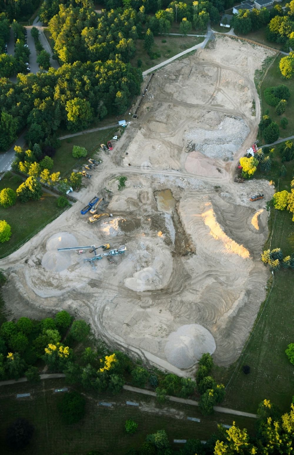 Klink von oben - Abriß- und Entsorgungsarbeiten an den Trümmer- Resten des Müritz-Hotel am Seeblick in Klink im Bundesland Mecklenburg-Vorpommern, Deutschland