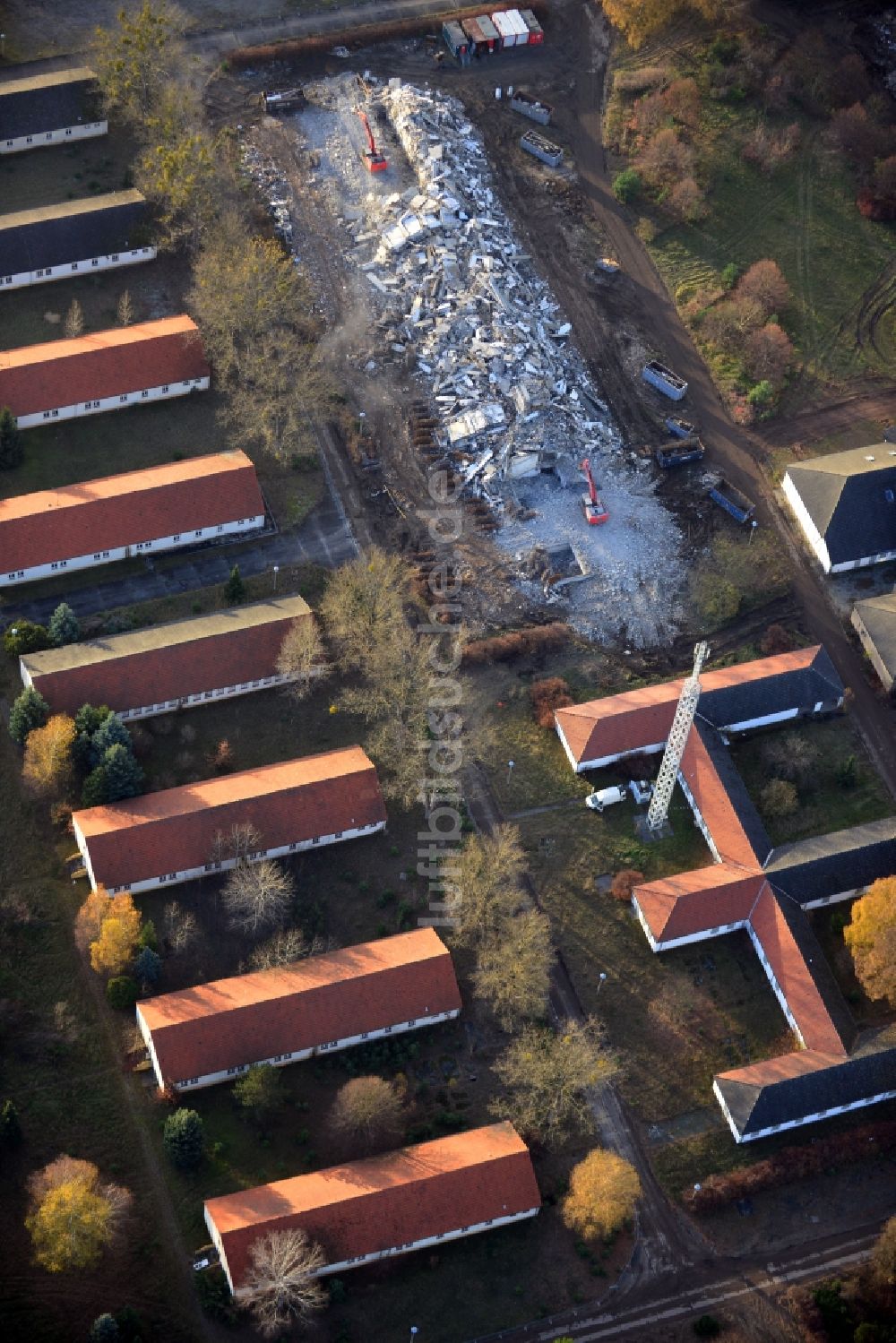 Basdorf von oben - Abriss von Gebäuden im Kasernenbereichen der ehemaligen Landes- Polizei- Schule in Basdorf im Bundesland Brandenburg